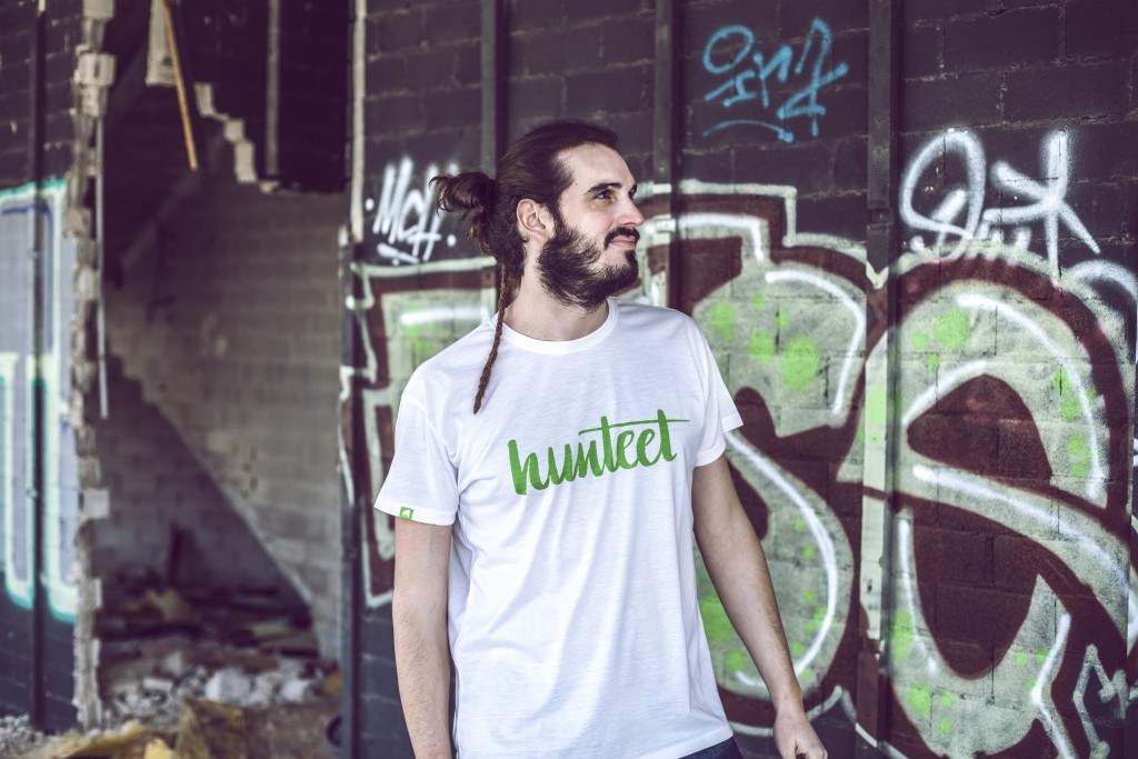 Juan con una de las camisetas Hunteet, modelo blanco y verde Hunteet