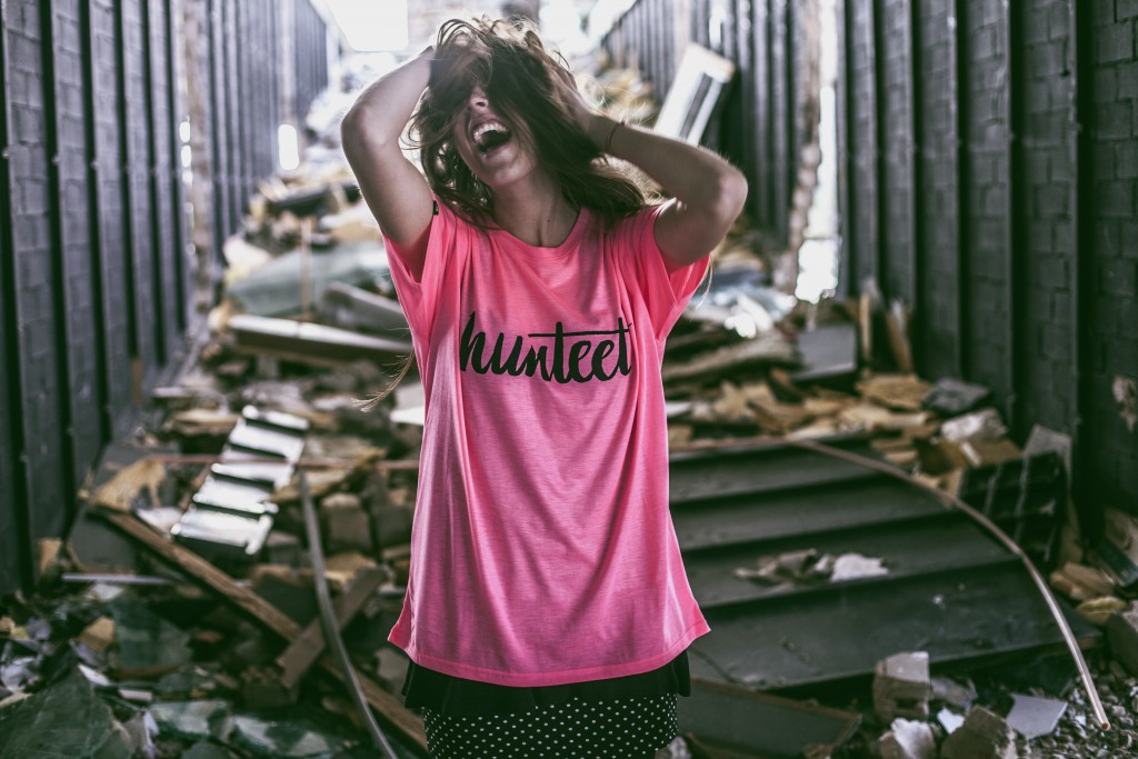 Cristina posando con su camiseta Hunteet rosa y negra