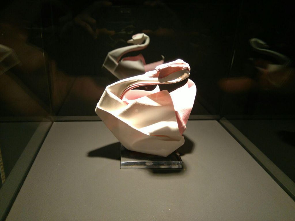 Cisne hecho de papel en la Escuela Museo Origami de Zaragoza, donde también se celebra el Día Internacional del Museo
