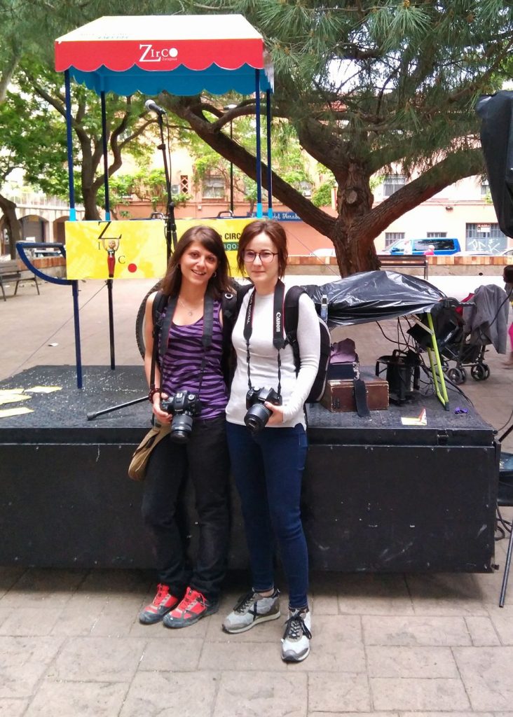 Cristina e Isabel preparadas siempre con la cámara para fotografiar todo aquello que les rodea con Gröna Comunicación
