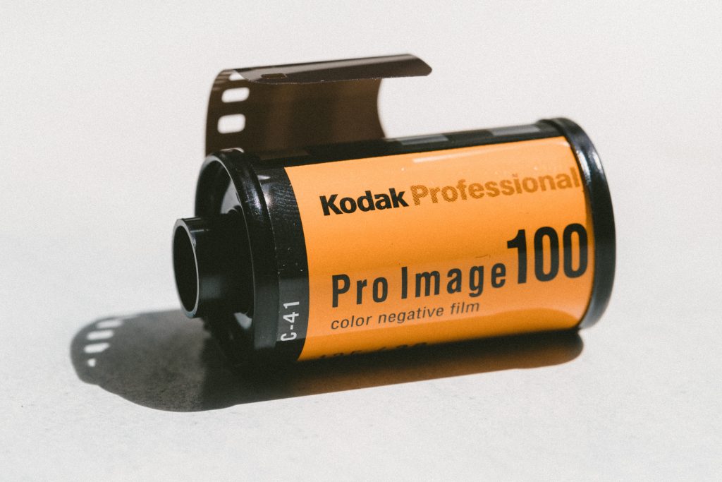 Histórico rollo kodak de 100 fotos cuando todos teníamos una cámara de fotos analógica - Día Mundial de la Fotografía