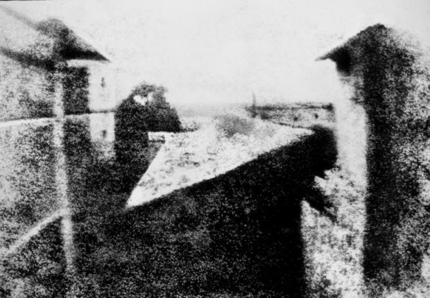 Primera fotografía que se conserva realizada por Nicépore Niépce en una placa de estaño recubierta de diferentes materiales que se endurecieron - Día Mundial de la Fotografía