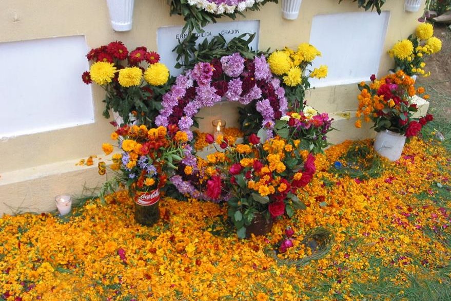 Flores en el cementerio por el Día de Todos los Santos, festividad que se celebra en España desde hace mucho tiempo