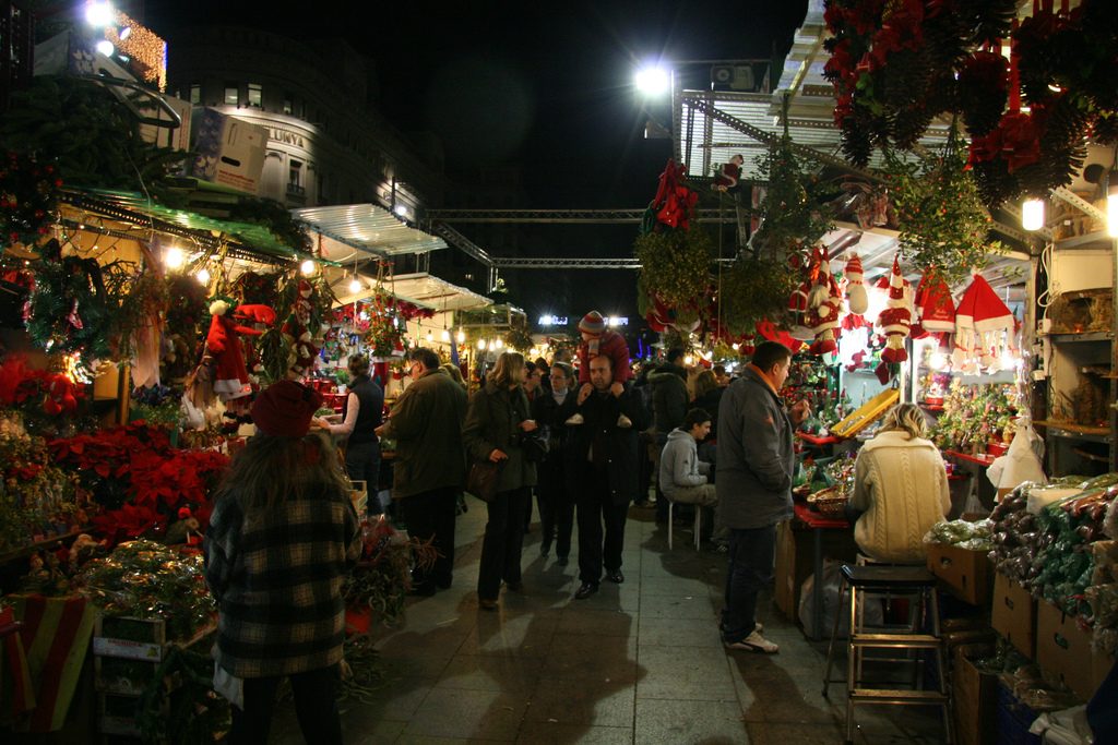 Los mercadillos navideños como Feria de Santa Lucía en Barcelona, llenan las calles de las ciudades y hacen más superable el frío en esta época del año