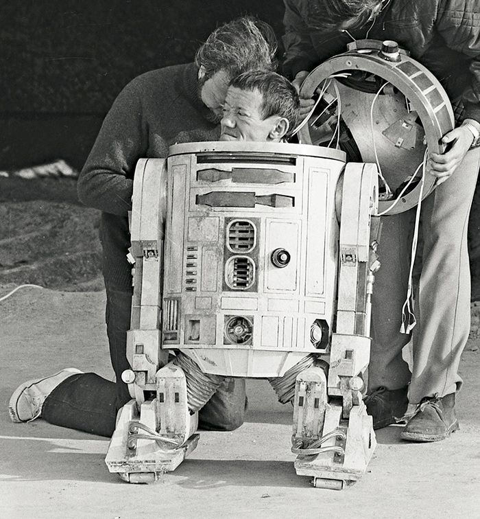Kenny baker actor que estaba dentro de R2-D2 en el set de grabacion de Star Wars