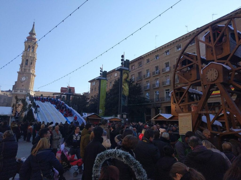 Tobogán y noria del mercadillo navideño de la Plaza del Pilar de Zaragoza