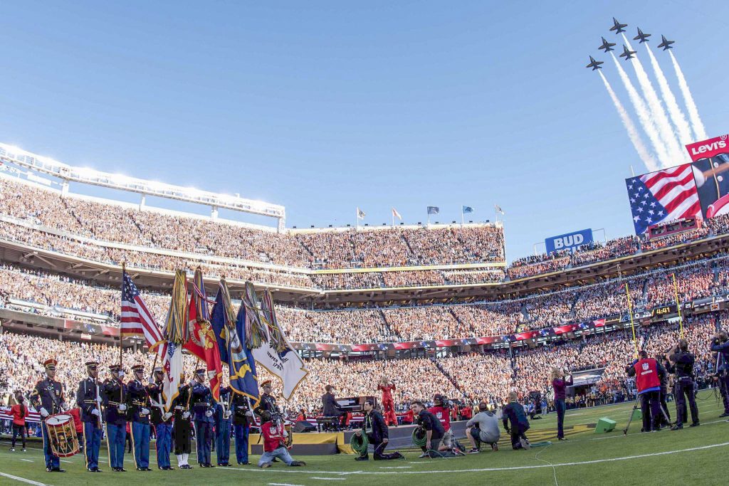 Los Ángeles Azules sobrevolando el estadio en la Super Bowl 50, conmemoración que se hizo al cumplir 50 años desde el inicio de la celebración de este acontecimiento de masas