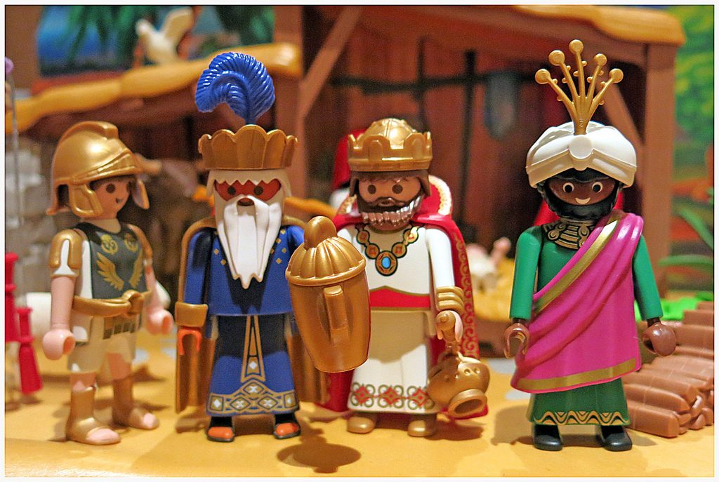 Representacion en Lego de los 3 Reyes Magos en el pesebre con un soldado romano al lado