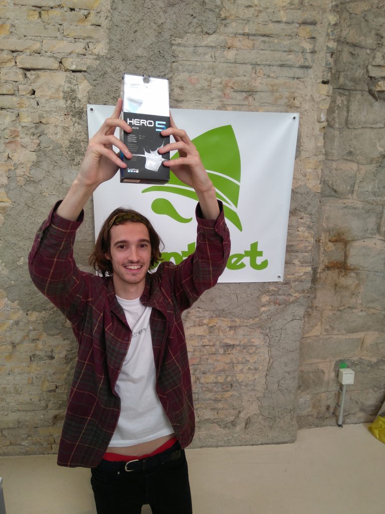 Xabier ganador de una liga de retos en Hunteet recogiendo el gran premio final una GoPro Hero 5