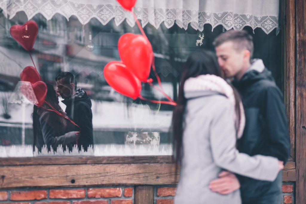 El 14 de Febrero se celebra el Día de San Valentín o Día de los Enamorados como esta pareja que lo celebra con globos y dándose un beso en plena calle