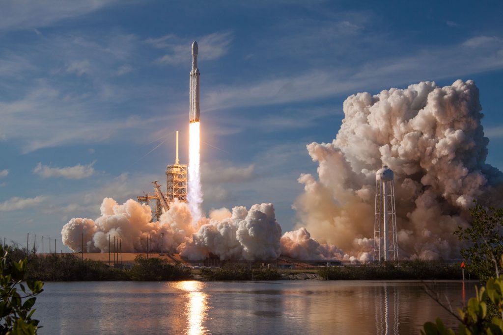 Despegue del Falcon Heavy desde Cabo Cañaveral, el cohete de SpaceX que mayor carga puede transportar hasta la fecha al espacio exteriro