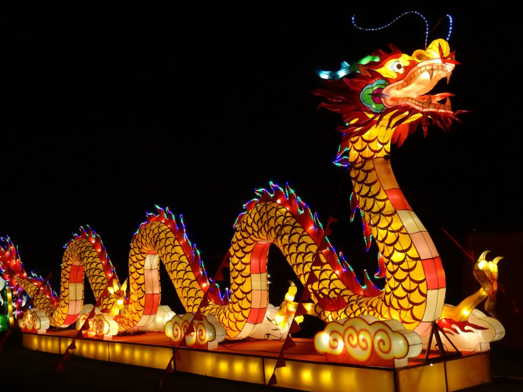 Dragón de la celebración del festival de Año Nuevo Chino, este año es el Año del Perro de Tierra