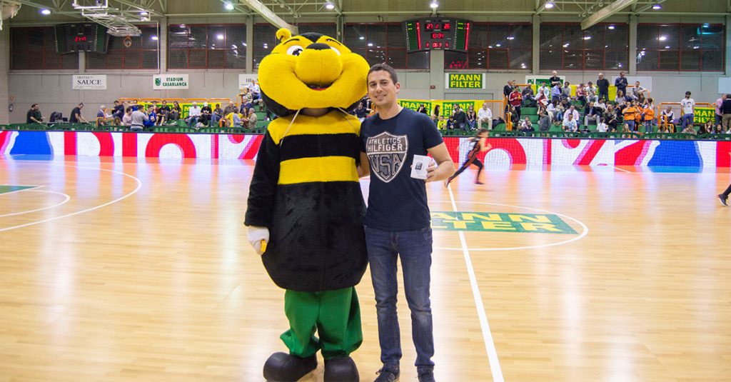 Alberto ganador de la liga de retos de MANN-FILTER recogió su premio en el descanso del partido de basket femenino