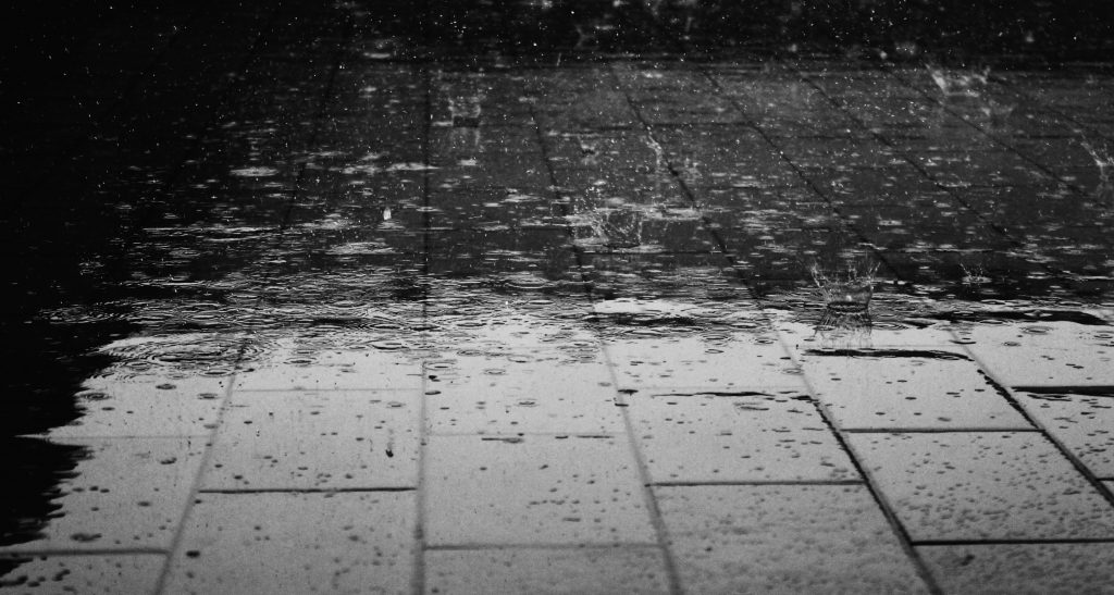 La lluvia hace que las ciudades posen perfectas para hacer fotos para participar en los retos Hunteet de la app gratis y ganar premios
